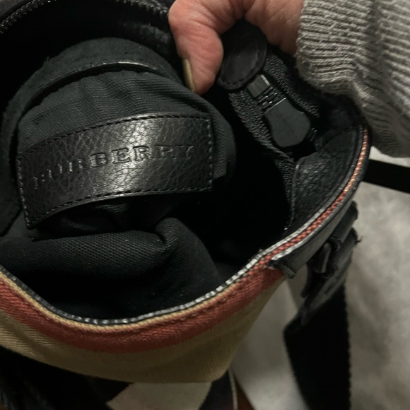 Authentic Burberry cross-body bag..excellent condition - Picture 3 of 9